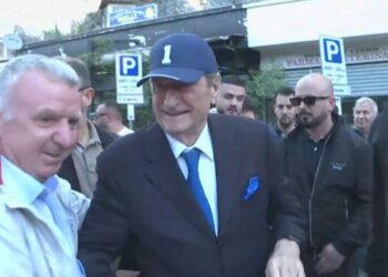 Berisha s’e heq më kapelen! I shoqëruar nga dhjetëra simpatizantë, paraqitet në SPAK