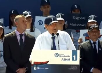 VIDEOLAJM / “Ta nderojmë Papën me një m*t heshtje”, gafa e Berishës bën xhiron e rrjetit