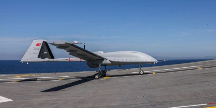 Turqia teston “Bayraktar TB3”, droni i parë i armatosur ngrihet nga luftëanija me ndihmën e AI