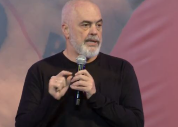 LIVE/ Rama me të rinjtë në Durrës: “Shqipëria 2030” do të jetë anëtare me të drejta të barabarta në BE
