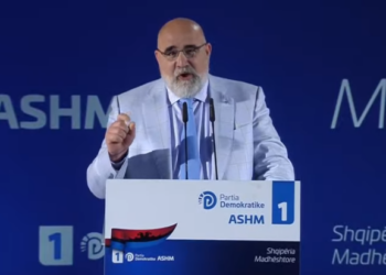 LaCivita “zë mend”/ U kritikua se dje foli vetëm 1 minutë, sot shton edhe 60 sekonda të tjera në Kuvendin Kombëtar të PD