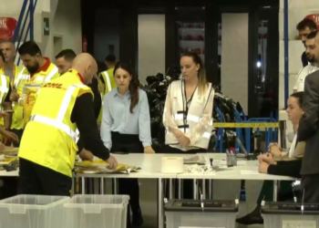 Zgjedhjet e 11 majit/ Mbërrijnë në Shqipëri fletët e para të votimit nga diaspora, rreth 600 zarfe depozitohen në ‘Parkun Olimpik’