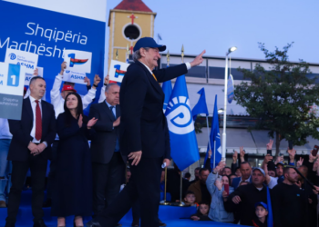 Berisha prezanton kandidatët në Kamëz: Shqiptarët ikën sepse nuk blinin dot ilaçet! Molla e ndaluar ishte…