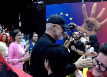 “Synojmë 9 mandate në qark”/ Pas Kavajës, Rama takim me gratë e vajzat e Durrësit