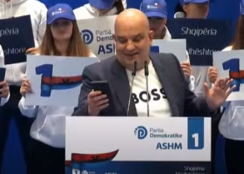 “O Rama, o sh*ërdhatë”/ Berisha bën fushatë me Ilir Vrenozin, të shara për kryeministrin në takimin në Korçë, Saliu shkrihet gazit (VIDEO)