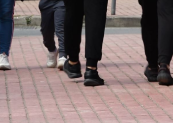 “Kanë presion nga bashkëmoshatarët”/ Psikologët: Adoleshentët, nën presionin e jetës virtuale