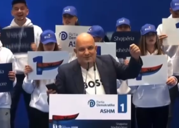 Demokratët ekzaltohen me fjalën “shkë*dhatë”, gazetari: Më në fund një fjalor i denjë për fëmijët