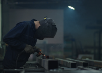 Sektorët më problematikë për punonjësit/ Kryesojnë ndërmarrjet shtetërore, ato të sigurisë fizike dhe fasoneritë