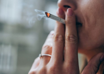 Ligji për ndalimin e duhanit mbetet në letër, shumica e lokale lejojnë pirjen e tij në ambiente të mbyllura