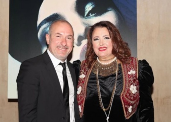 Ambasadori Ervin Bushati takon ikonën e muzikës, Parashqevi Simaku në SHBA: Këngët e saj ngritën peshë zemrat e sallës shqiptare