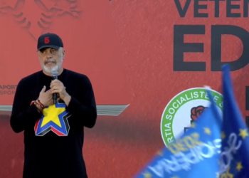 Rama takim me qytetarë në Patos: Në 11 maj Shqipëria do të zgjedh mes nesh dhe një 80 e kusar vjeçari që nuk di ç’thotë