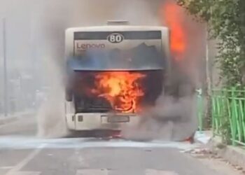 Përfshihet nga flakët autobusi i linjës Sarandë-Tiranë, pasagjerët shpëtojnë pa lëndime