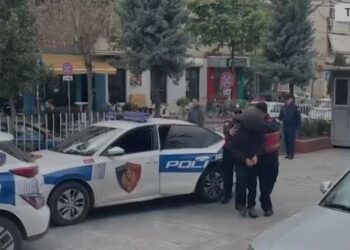 Lëvizte i armatosur me taksi, arrestohet 22-vjeçari tek Bulevardi i Ri! Detajet nga aksioni i policisë