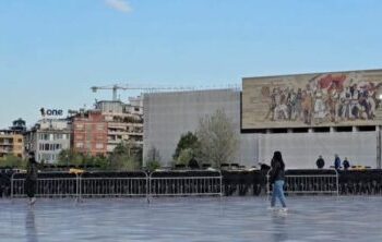 PS çel sot zyrtarisht fushatën për zgjedhjet e 11 majit. Çfarë po ndodh në sheshin Skënderbej?!