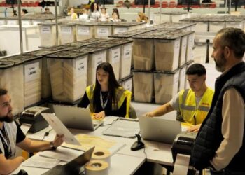 Votat e diasporës/ Paketohen 10 mijë sete, nesër bëhet dërgesa! Votuesit e parë për 11 majin që nga e marta