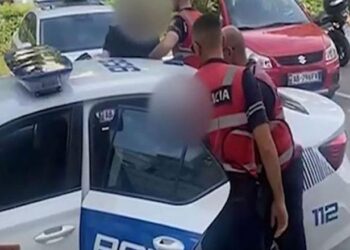 E pazakontë në Durrës, 3 familjarët përleshen në varrezat e qytetit, plagosen babë dhe bir