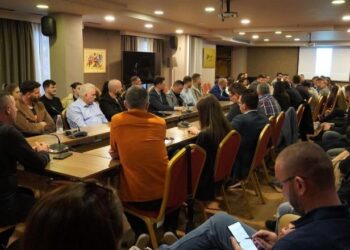 Takimi me profesionistët, “Nisma Shqipëria Bëhet” vë në qendër kontributin e shtresës së mesme