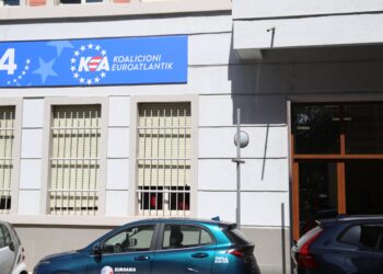 Berisha e paditi në KQZ, Basha detyrohet të heqë logon e Partisë Demokratike te selia e tij
