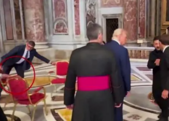 Ky është detaji që ju ka shpëtuar nga takimi. Kush duhet të ishte ulur pranë Trump dhe Zelensky dhe misteri i karriges së tretë?