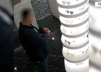 “Pastro e fut në xhep”, arrestohet në Tiranë hajduti serial i syzeve (VIDEO)