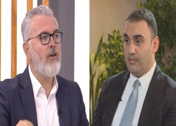 “Nuk janë rregulluar rrugët e fshatit”, Toni Gogu i kundërpërgjigjet Këlliçit: Unë s’jam turist elektoral! Ai që blen autobusë lodër për fushatë…