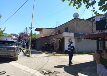 “Xhama të thyer dhe dy fishekë…”, sherr në zyrën elektorale të Tom Doshit, reagon Policia e Tiranës