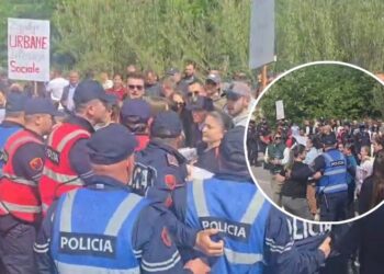 Kundër projektit të rrugës, tensione në protestën në Hotolisht, banorët përplasen me policinë