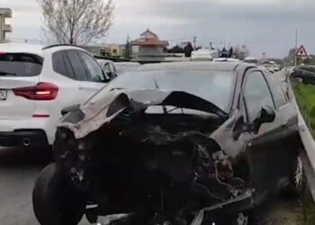 Përplasen dy makina në aksin Fushë Krujë-Vorë, tre persona të plagosur nga aksidenti