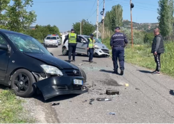 Dy makinat përplasen në Lezhë-Manati/ Lëndohen 5 persona, 1 prej tyre dërgohet drejt Traumës