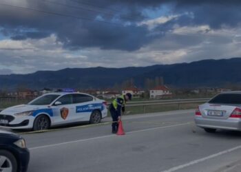 E përplasi makina në Korçë, humb jetën 65-vjeçarja! Policia identifikon dhe shpall në kërkim shoferin