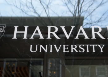 Universiteti i Harvardit padit administratën Trump për ngrirjen e fondeve