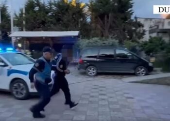 Tentoi të grabiste me dhunë tre italiane, arrestohet 18-vjeçari! Në banesë iu gjet…