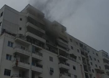 Zjarri në një pallat në Astir, policia jep detaje: Flakët përfshinë transformatorin, nuk ka të lënduar