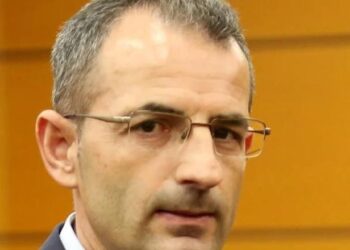 E krahasoi veten me Skënderbeun, ky është avokati që u ‘sëmur’ për të zvarritur gjyqin e Berishës