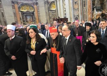 Krah përfaqësuesve të komuniteteve fetare shqiptare dhe Vjosa Osmanit, Presidenti Begaj homazhe për Papa Franceskun