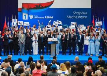 Berisha prezanton kandidatët në Durrës: Rama ka dy ditë që nuk fle dhe i vë nofka gjeniut LaCivita