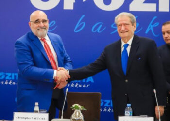 Detaje nga hapja e fushatës së PD, skenografia si ajo e Donald Trump!