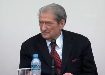 Premtimet e Sali Berishës: Çmimi i energjisë do ulet në 7 lekë, për bizneset 6 lekë! Ata që do vendosin panele voltaike nuk do të paguajnë!