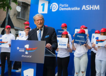 “Shkolla është zhytur në kaos”, Berisha: Nuk do të ketë rrogë minimale poshtë 1500 euro për mësuesin