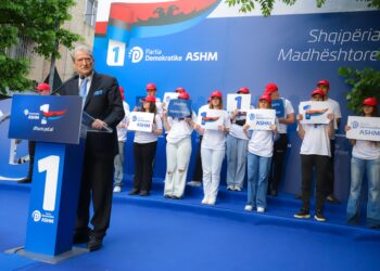 “Janë të verbuar në luks”, Berisha sulmon qeverinë e Ramës: Keni parë ministre të vendeve të tjera të stolisura me florinj e diamante?