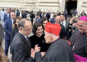 Nga Presidenti Begaj te Vjosa Osmani, cilët janë shqiptarët që marrin pjesë në ceremoninë mortore të Papa Françeskut