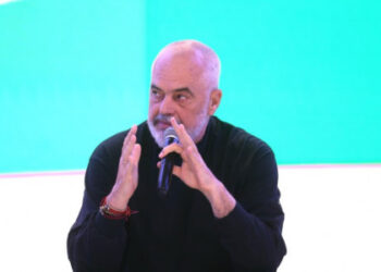 “Alibia e humbjes paska filluar në gjirin e PPE”, Rama ironizon opozitën: Rezoluta, fletë-rrufe e kënetës madhështore!