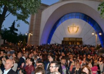 E premtja e zezë/ Besimtarët ortodoksë dhe katolikë përkujtuan kryqëzimin e Krishtit