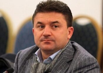 Elvis Roshi kërkon votën për PD, kushëriri i tij garon në aleancën e Shqipërisë madhështore të Berishës