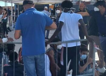 Në Shqipëri do të vijnë edhe emigrantët më të dhunshëm, 100 të parët transferohen nga Italia javën e ardhshme
