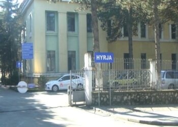 E rëndë në Korçë! Roja i spitalit hyn i dehur në dhomat e pacientëve, godet familjarin e një prej tyre