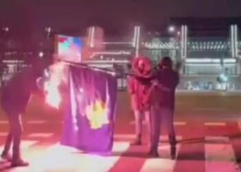 VIDEO/ Tifozët serbë nuk njohin limite, djegin flamurin e Kosovës para sallës ku mbahej Kongresi i UEFA-s