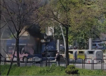 Përfshihet nga flakët autobusi para Ministrisë së Jashtme, pasagjerët në panik (Video)