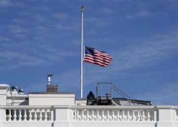 Ndarja nga jeta e Papa Françeskut, Trump urdhëron që flamujt amerikanë të ulen në gjysmështizë