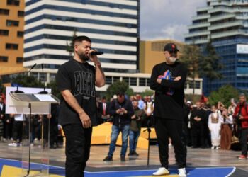 Këndon këngën e fushatës së PS/ Noizy e thotë troç: Vetëm Rama ma mbush syrin! Dikur familja ime ishte me demokratët por…